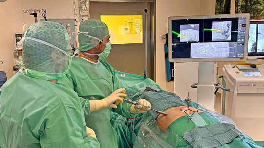 Chefarzt Thomas Kaminski und Oberarzt Qendrim Pllana bei der weltweit ersten Operation dieser Art. Foto: Medius Kliniken