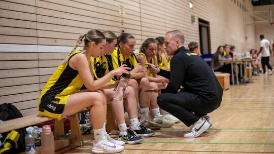 Julian Auerbach im Taktik-Gespräch mit seiner Mannschaft. Der Aufsteiger sieht die Pokalspiele als Vorbereitung.  Foto: Thimo Kö