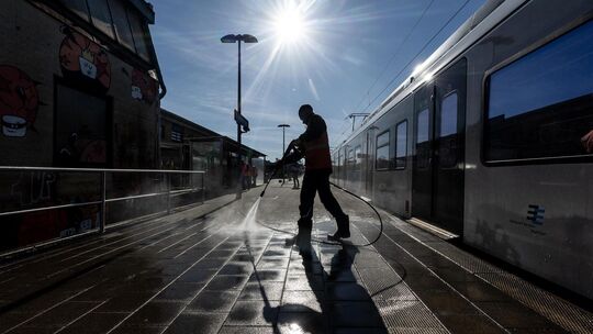 Im Kampf gegen den Dreck auf dem Bahnsteig kamen schwere Geschütze zum Einsatz. Foto: Carsten Riedl