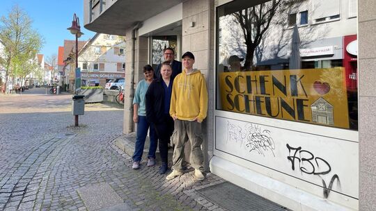 Anke Feyrer, Tim und Kathi Baur sowie Untervermieter Michael Kneile freuen sich auf die Eröffnung am 2. Mai. Foto: Antje Dörr