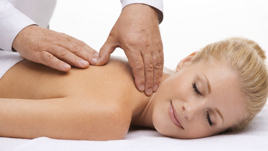 Da die Anwendung völlig schmerzfrei ist, eignet sie sich für Menschen jeden Alters – vom Neugeborenen bis hin zu Senioren. Foto: