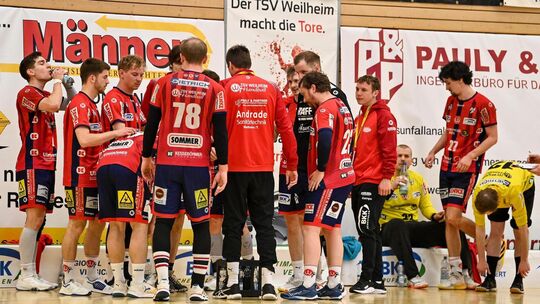 Lagebesprechung in rot: Geht doch noch was in Sachen Klassenerhalt für die Weilheimer? Foto: Markus Brändli