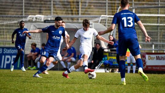 Beim TSV Schlierbach (blau) hat man das Schicksal noch in eigener Hand. Die Relegation ist das Ziel und dann der Aufstieg. Foto