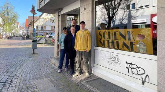 Anke Feyrer, Tim und Kathi Baur sowie Untervermieter Michael Kneile freuen sich auf die Eröffnung am 2. Mai. Foto: Antje Dörr