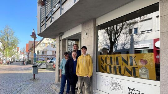 Anke Feyrer, Tim und Kathi Baur sowie Untervermieter Michael Kneile freuen sich auf die Eröffnung am 2. Mai. Foto: Antje Dörr