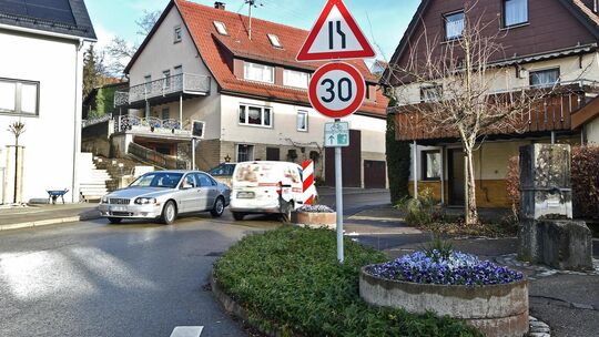 An dieser Engstelle auf der Aichelberger Straße gilt Tempo 30 in Holzmaden, weiter oben ist es nicht mehr möglich.  Archivfoto: