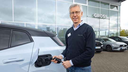 Wolfgang Gross verkauft aktuell mehr Elektroautos als vor dem Iran-Krieg. Foto: Carsten Riedl