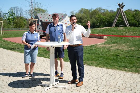 Bm Jens Fritz, Zoran Jovanovic und Julia Bezler (von rechts) eröffnen das Sport- und Freizeitgelände. Foto: Karin Ait Atmane