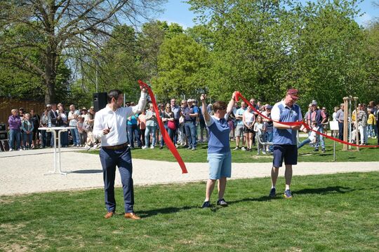 Bm Jens Fritz, Julia Bezler und Zoran Jovanovic (von links) geben das Gelände offiziell frei.