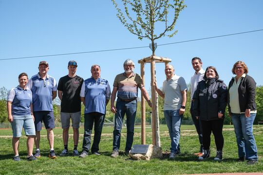 Dem ehemaligen Bürgermeister Marcel Musolf (Vierter von rechts) hat die Vereinsgemeinschaft einen Baum gewidmet. Foto: Karin Ait