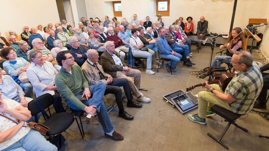 Konzert und Lesung zum Jubiläum „25 Jahre Alt-Owen“ in der Bernhardskapelle mit Gudrun Walter (links) und Jürgen Treyz (Musik) u