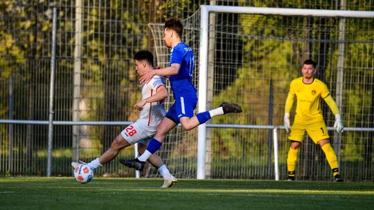 Die Jesinger (blau) waren gegen den TSV Weilheim oft einen Schritt zu spät dran. Foto: Markus Brändli