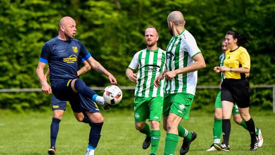 Die SGOH (blau) und der SV Nabern (weiß) trennten sich 1:1. Foto: Markus Brändli