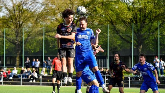 Der AC Catania Kirchheim und der VfB Neuffen (blau) kamen über ein Remis nicht hinaus. Foto: Markus Brändli
