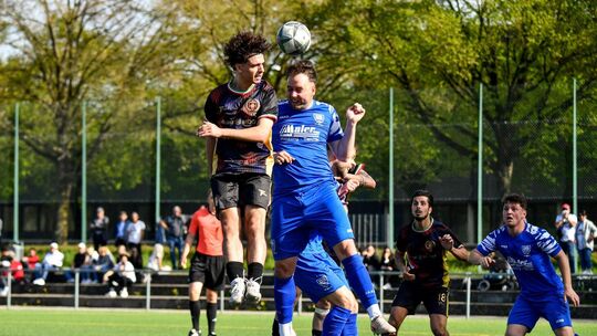 Der AC Catania Kirchheim und der VfB Neuffen (blau) kamen über ein Remis nicht hinaus. Foto: Markus Brändli Der AC Catania Kirchheim und der VfB Neuffen (blau) kamen über ein Remis nicht hinaus. Foto: Markus Brändli