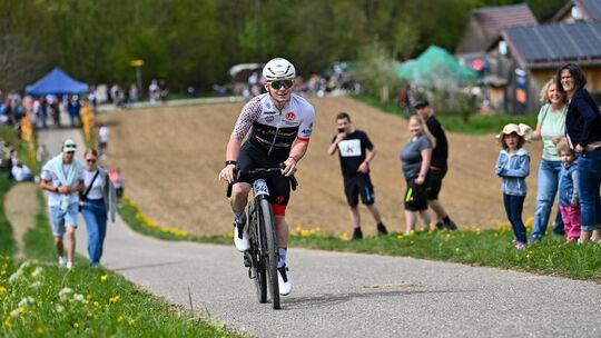 Gas geben und Laktat in die Höhe schrauben - beim Bergsprint unterm Reußenstein Pflicht. Fotos: Markus Brändli