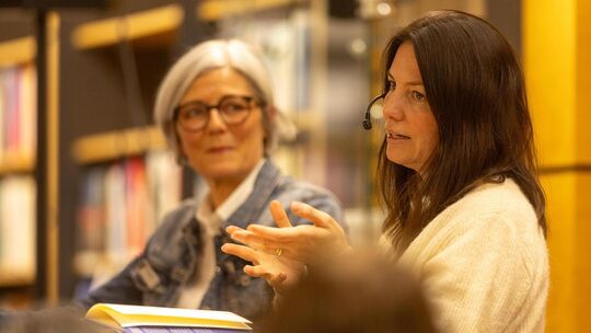 Hannah Häffner (rechts) stellt im Gespräch mit Sibylle Mockler ihre „Riesinnen“ vor.  Fotos: Carsten Riedl