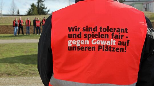 Der Aufruf auf der Weste hat am Freitag in Altdorf nicht gefruchtet - TSVA und TSV Oberensingen sorgten für ein skandalträchtige