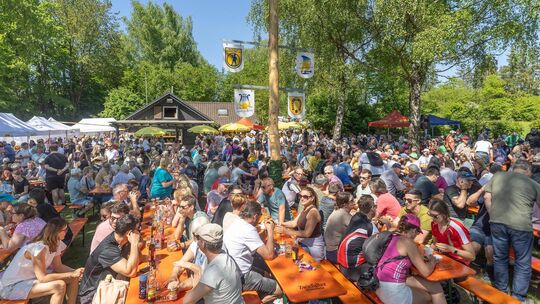 Unter schattigen Bäumen lädt der Ohmdener Musikverein am Musikerhäusle am 1. Mai wieder zum Hock. Archivfoto: Carsten Riedl