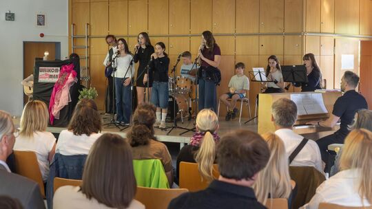 Die Schulband sorgte für Stimmung in der Aula der Realschule Lenningen bei der Amtseinsetzungsfeier der neuen Rektorin. Foto: Ca Die Schulband sorgte für Stimmung in der Aula der Realschule Lenningen bei der Amtseinsetzungsfeier der neuen Rektorin. Foto: Ca
