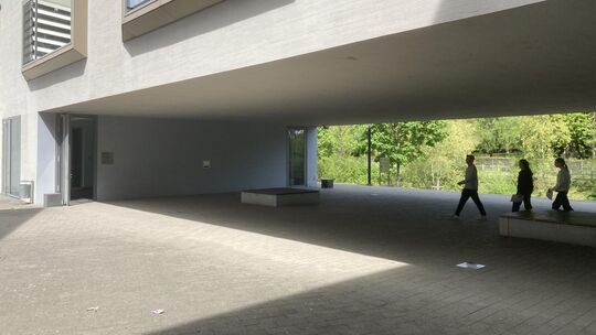 Bislang blitzt auf dem Schulhof der Kirchheimer Freihof-Realschule nur vom Lindachufer her etwas Grün durch. Foto: Andreas Vol Bislang blitzt auf dem Schulhof der Kirchheimer Freihof-Realschule nur vom Lindachufer her etwas Grün durch. Foto: Andreas Vol