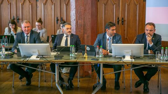 Eine lange Liste an Sparvorschlägen haben die Esslinger Bürgermeister im Gemeinderat am Montag präsentiert. Foto: Roberto Bulgri