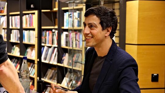 Nach der Lesung seines Romans „2033“ in der Buchhandlung Zimmermann nimmt sich Bijan Moini Zeit für Signierwünsche und persönlic