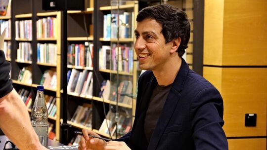 Nach der Lesung seines Romans „2033“ in der Buchhandlung Zimmermann nimmt sich Bijan Moini Zeit für Signierwünsche und persönlic