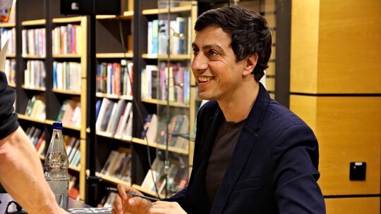 Nach der Lesung seines Romans „2033“ in der Buchhandlung Zimmermann nimmt sich Bijan Moini Zeit für Signierwünsche und persönlic Nach der Lesung seines Romans „2033“ in der Buchhandlung Zimmermann nimmt sich Bijan Moini Zeit für Signierwünsche und persönlic