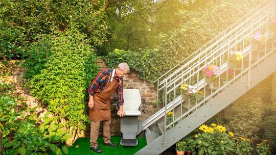 Unabhängigkeit bewahren: Mit dem Außenlift lässt sich eigenständig die Zeit im Garten genießen. Foto: HLC/Lifta