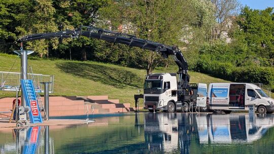 Der Sprungturm im Nürtinger Freibad wird nach einer Umrüstung neu montiert. Foto: Uwe Gottwald Der Sprungturm im Nürtinger Freibad wird nach einer Umrüstung neu montiert. Foto: Uwe Gottwald