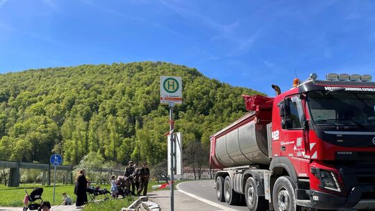 Der Aufenthalt an der Bushaltestelle an der B465 und der Weg zur Haltestelle auf der anderen Seite sind für Fahrgäste potenziell