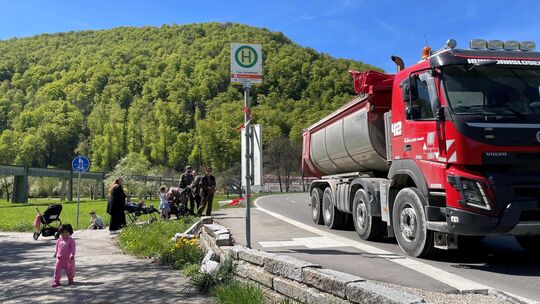 Der Aufenthalt an der Bushaltestelle an der B465 und der Weg zur Haltestelle auf der anderen Seite sind für Fahrgäste potenziell Der Aufenthalt an der Bushaltestelle an der B465 und der Weg zur Haltestelle auf der anderen Seite sind für Fahrgäste potenziell