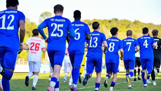 Quo vadis, TSV Jesingen? Der Weg der „Gerstenklopfer“ zeigt Richtung Kreisliga A. Foto: Markus Brändli Quo vadis, TSV Jesingen? Der Weg der „Gerstenklopfer“ zeigt Richtung Kreisliga A. Foto: Markus Brändli
