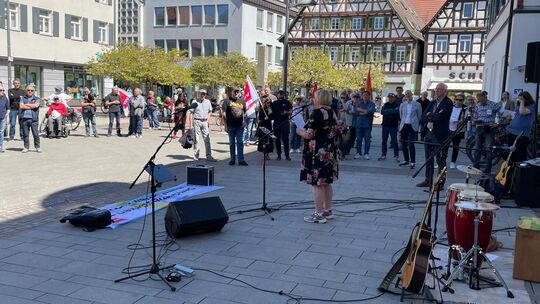 Hauptrednerin Branka Ivanisevic auf dem Kirchheimer Marktplatz. Foto: pr Hauptrednerin Branka Ivanisevic auf dem Kirchheimer Marktplatz. Foto: pr