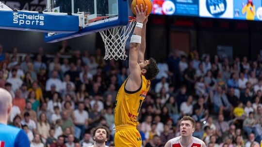 Aeneas Jung netzt ein - an spektakulären Szenen mangelte es den Knights gegen Köln nicht. Foto: Nina Sander Aeneas Jung netzt ein - an spektakulären Szenen mangelte es den Knights gegen Köln nicht. Foto: Nina Sander