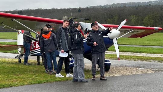 Jo Müller (rechts) weist das Team am Motorflugzeug auf der Hahnweide ein. Foto: Jule Störk Jo Müller (rechts) weist das Team am Motorflugzeug auf der Hahnweide ein. Foto: Jule Störk