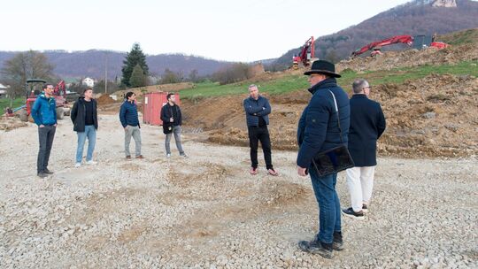 Für das Neubaugebiet Schießhütte sind umfangreiche Erdarbeiten nötig, hier der Gemeinderat bei einer Besichtigung am 23. März. Für das Neubaugebiet Schießhütte sind umfangreiche Erdarbeiten nötig, hier der Gemeinderat bei einer Besichtigung am 23. März.