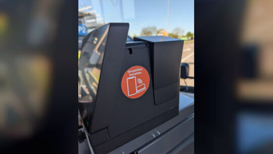 Bargeldloses Bezahlen ist in allen Bussen mit diesen Aufklebern möglich. Foto: pr Bargeldloses Bezahlen ist in allen Bussen mit diesen Aufklebern möglich. Foto: pr
