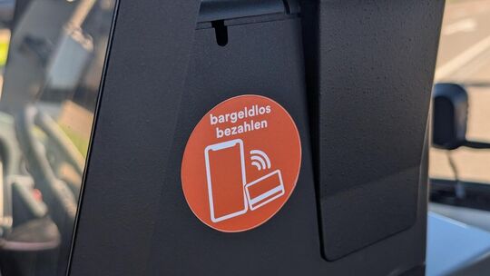 Bargeldloses Bezahlen ist in allen Bussen mit diesen Aufklebern möglich. Foto: pr
