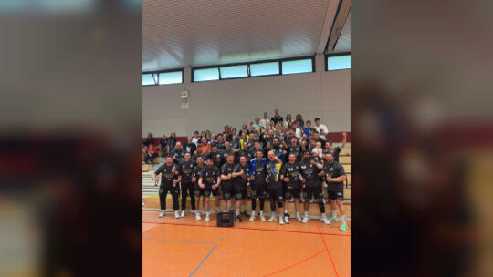 Spieler, Funktionäre und Fans feiern in Ostfildern die Meisterschaft. Foto: pr
