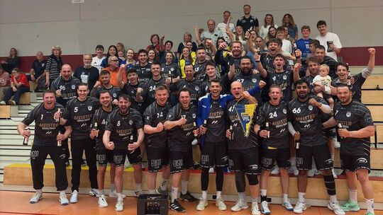 Spieler, Funktionäre und Fans feiern in Ostfildern die Meisterschaft. Foto: pr