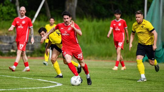 Yücel Uluköylü marschiert: Der TSV Weilheim hat Plochingen mit 2:0 bezwungen. Foto: Markus Brändli Yücel Uluköylü marschiert: Der TSV Weilheim hat Plochingen mit 2:0 bezwungen. Foto: Markus Brändli