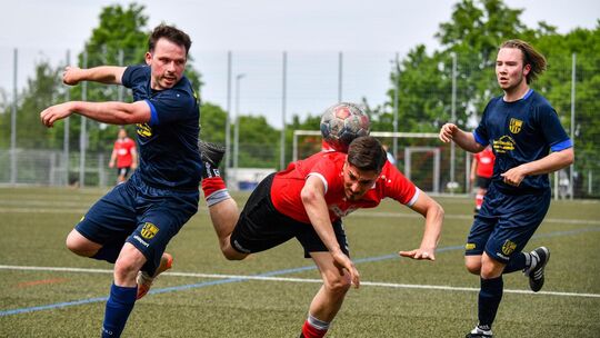 Punktlandung mit Ball: Die SF Dettingen II haben die SGOH mit 3:1 besiegt.Foto: Markus Brändli Punktlandung mit Ball: Die SF Dettingen II haben die SGOH mit 3:1 besiegt.Foto: Markus Brändli