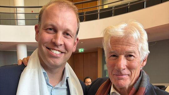 David Preisendanz (links) machte natürlich ein Foto mit Richard Gere. Foto: privat David Preisendanz (links) machte natürlich ein Foto mit Richard Gere. Foto: privat