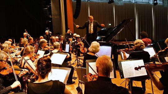Das VHS-Orchester Kirchheim unter der Leitung von Siegfried Hartauer entfaltete im Quadrium seine Klangfülle. Foto: Florian Steg Das VHS-Orchester Kirchheim unter der Leitung von Siegfried Hartauer entfaltete im Quadrium seine Klangfülle. Foto: Florian Steg