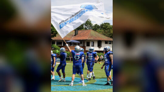 Die Fahnen im Waldstadion werden wieder geschwungen: Die Crusaders starten in die neue Saison. Foto: Kim Bracher Die Fahnen im Waldstadion werden wieder geschwungen: Die Crusaders starten in die neue Saison. Foto: Kim Bracher