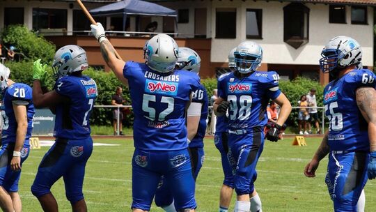Die Fahnen im Waldstadion werden wieder geschwungen: Die Crusaders starten in die neue Saison. Foto: Kim Bracher Die Fahnen im Waldstadion werden wieder geschwungen: Die Crusaders starten in die neue Saison. Foto: Kim Bracher