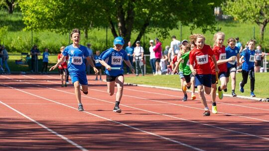 Blau macht Tempo: Der VfL Kirchheim gewann die 4x50-Meter-Staffel der U12. Foto: Klaus Neuendorf