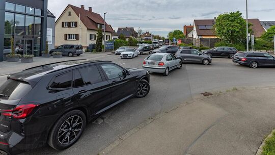 In Dettingen herrscht an der Kreuzung bei der Drogerie Rossmann in den Hauptverkehrszeiten wegen der Baustelle völliges Chaos. N In Dettingen herrscht an der Kreuzung bei der Drogerie Rossmann in den Hauptverkehrszeiten wegen der Baustelle völliges Chaos. N